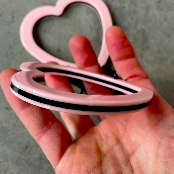 Vintage pair of Betsey Johnson pink black heart shaped bangles bracelets RARE - Picture 5 of 8